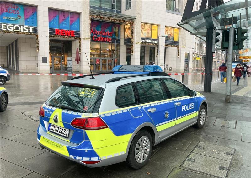 Geiselnahme in Dresden beendet - Täter stirbt Die Polizei hat die Altmarktgalerie in Dresden nach einer Geiselnahme abgesperrt.