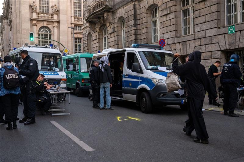 Polizei erklärt Besetzung des Humboldt-Gebäudes für beendet Die Polizei hat die Besetzung eines Gebäudes der Berliner Humboldt-Universität für beendet erklärt.