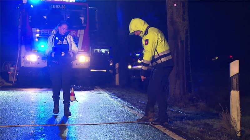Schwerer Unfall auf B 243 bei Seesen: Zwei Tote Die Polizei hat die Ermittlungen zur Unfallursache aufgenommen. Foto: Hannover Reporter