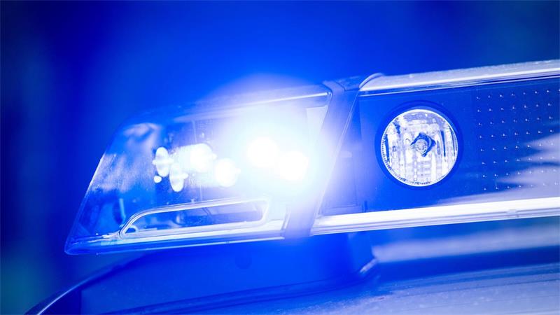 Die Polizei hat ein Auto mit drei Jugendlichen gestoppt, die Fahrerin muss sich nun wegen Fahrens ohne Fahrerlaubnis verantworten. (Symbolbild)