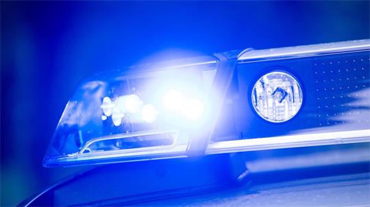 Die Polizei hat ein Auto mit drei Jugendlichen gestoppt, die Fahrerin muss sich nun wegen Fahrens ohne Fahrerlaubnis verantworten. (Symbolbild)