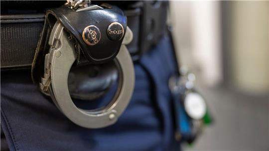 Die Polizei hat einen 33-Jährigen festgenommen. Er soll einem anderen Mann in den Bauch geschossen haben. (Symbolbild)