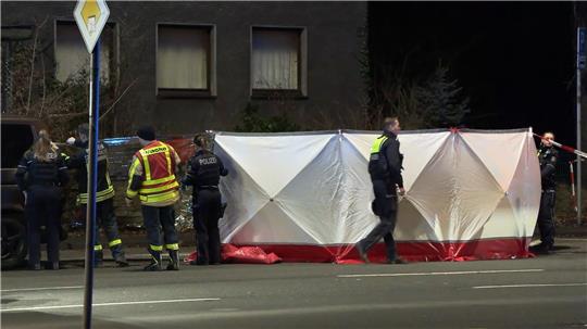 Die Polizei hat einen Sichtschutz aufgebaut. 