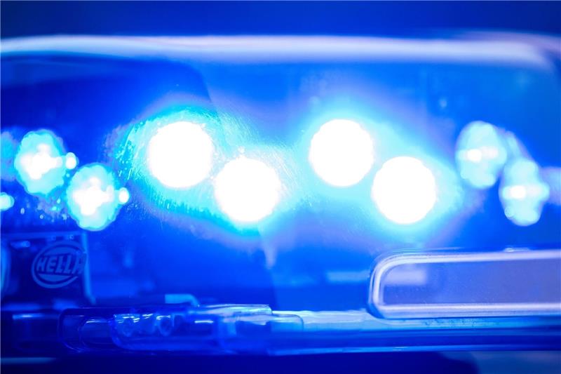 Polizei stoppt liebestolles Pärchen Die Polizei hat im Allgäu ein liebestolles Pärchen auf einem Sportplatz aufgegriffen.