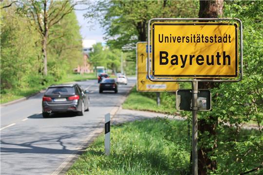 Die Polizei hat im bayerischen Bayreuth zwei Männer festgenommen, die für Russland spioniert und mögliche Anschlagsziele in Deutschland ausgekundschaftet haben sollen.