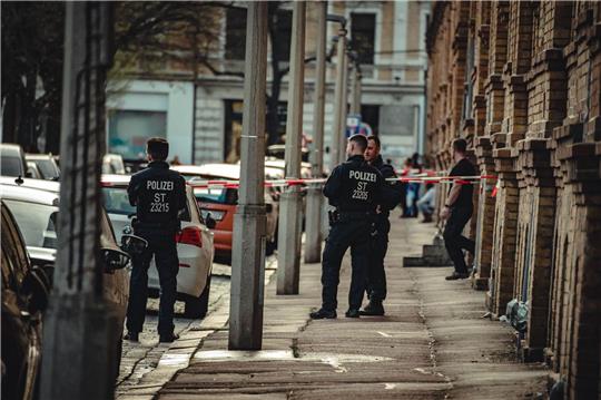 Die Polizei hat in einer Wohnung in Halle einen Gegenstand gefunden, bei dem es sich nach ersten Ermittlungen um einen zündfähigen Sprengsatz handelt.
