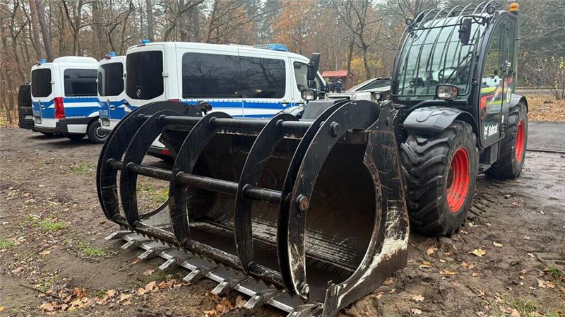 Tesla-Gegner zu Camp-Auflösung: „Wir sind wütend“ Die Polizei hat sich auf die Räumung des Protestcamps gegen Tesla in Grünheide vorbereitet und entschied am Vormittag, die Besetzung der Umweltaktivsiten im Wald aufzulösen.