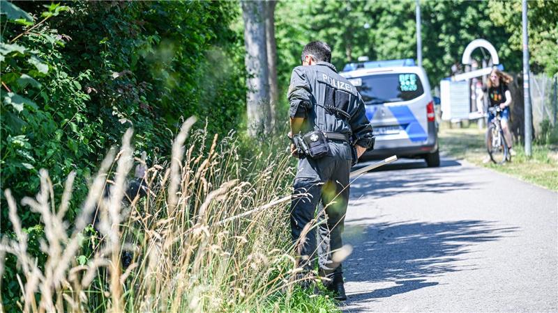 Baby verschwindet aus Kinderwagen: Polizei findet Leiche Die Polizei hatte stundenlang gesucht.
