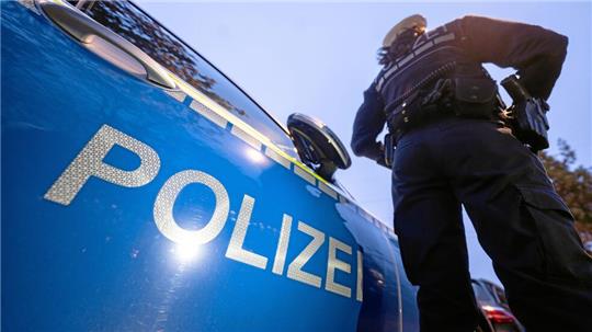 Die Polizei (hier ein Symbolbild) muss sich Anfang der Woche mit einem Eifersuchtsdrama beschäftigen, das in einer Verfolgungsjagd gipfelt.