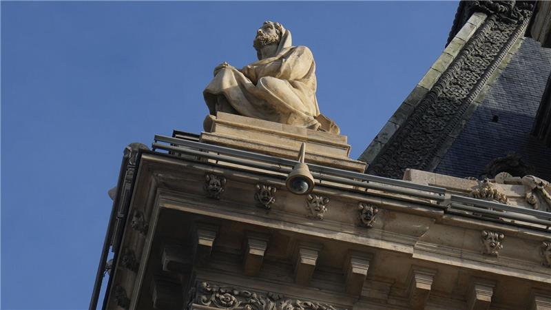 Louvre-Einbruch: Ermittler gehen mehr als 150 Spuren nach Die Polizei hofft die Louvre-Einbrecher dank zahlreicher Spuren zu fassen (Archivbild).