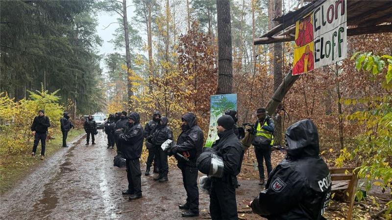 Zähe Hängepartie - Polizei löst Tesla-Protestcamp auf Die Polizei im Brandenburg entschied, die Besetzung des Waldstücks nahe der Tesla-Fabrik in Grünheide zu beenden. Seit Ende Februar protestieren dort Tesla-Gegner.