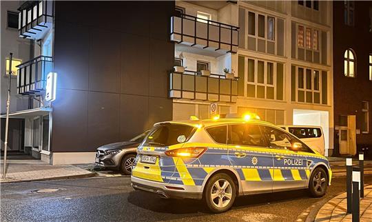 Die Polizei im Einsatz in einem Haus in Duisburg.