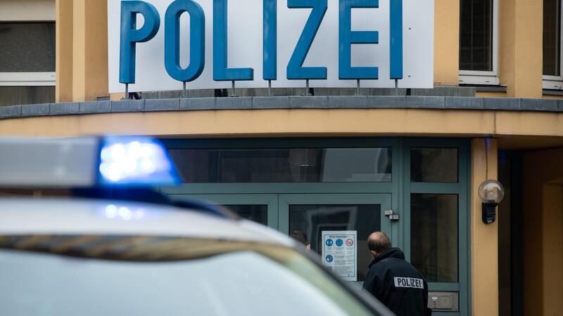 Die Polizei im Landkreis Gifhorn ermittelt gegen einen Mann, der vier Menschen mit einer Machete bedroht hat. (Symbolfoto)