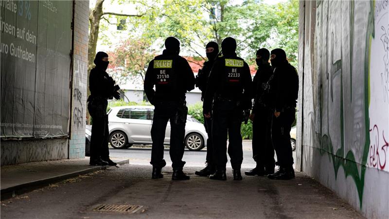 Die Polizei in Berlin durchsucht zahlreiche Wohnungen und nimmt Verdächtige fest wegen Erpressung, illegalen Waffenbesitzes und Bandenkriminalität. 