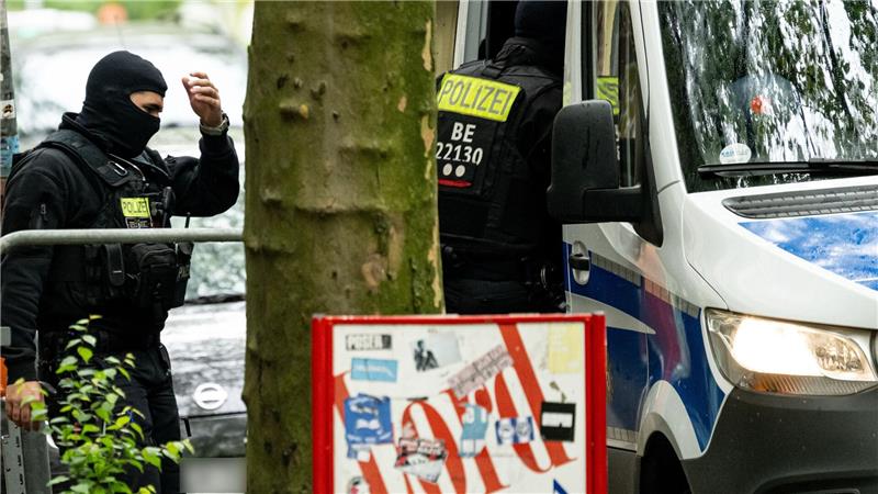 Die Polizei in Berlin geht mit einer Razzia gegen illegalen Waffenbesitz und Bandenkriminalität vor. 
