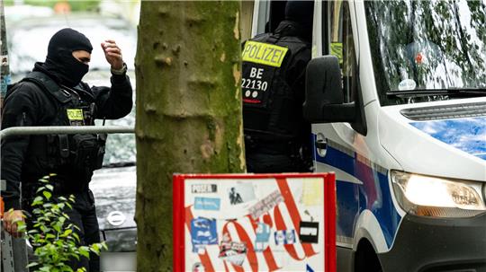 Die Polizei in Berlin geht mit einer Razzia gegen illegalen Waffenbesitz und Bandenkriminalität vor. 