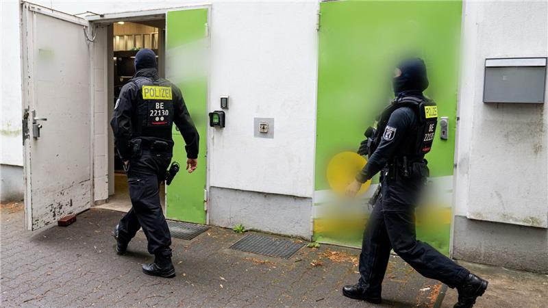 Die Polizei in Berlin geht mit einer großen Razzia gegen illegalen Waffenbesitz, Erpressung und Bandenkriminalität vor. 