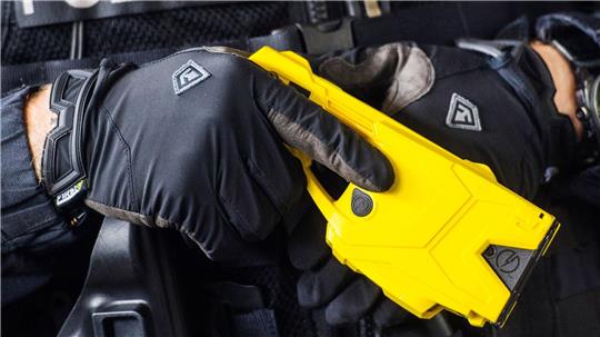 Die Polizei in Bremen wird von einem Mann mit einer Axt bedroht und benutzt einen Taser. (Symbolbild)