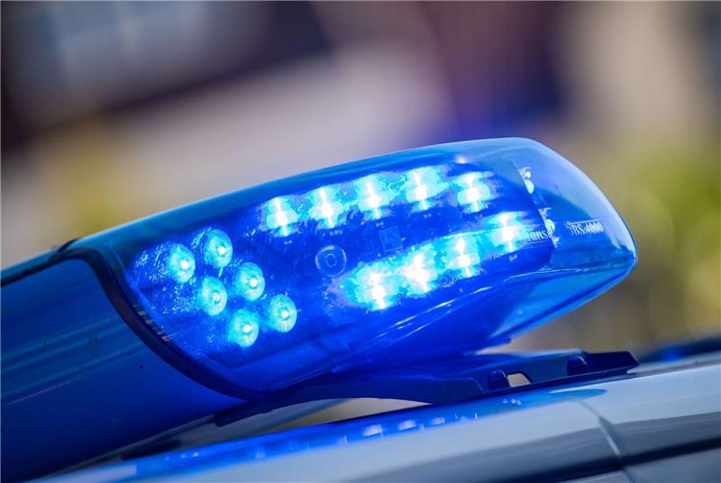 Die Polizei in Dresden ermittelt gegen den Betreiber einer Seilrutsche, von der ein Jugendlicher acht Meter in die Tiefe abgestürzt ist.