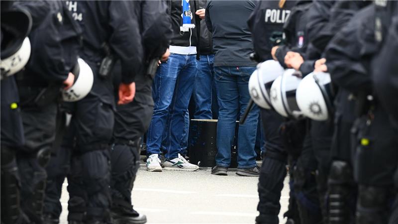 Die Polizei in Hamburg bereitet sich auf das Nordderby zwischen dem Hamburger SV und Werder Bremen vor. (Archiv)