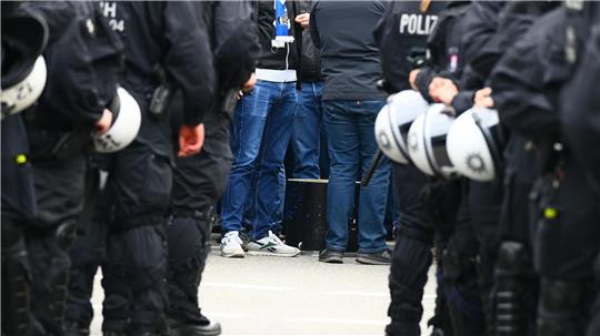 Die Polizei in Hamburg bereitet sich auf das Nordderby zwischen dem Hamburger SV und Werder Bremen vor. (Archiv)