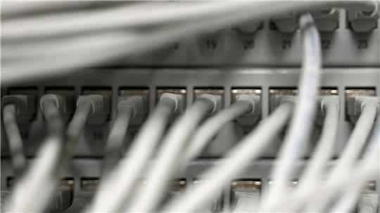 Die Polizei in Osnabrück ermittelt gegen fünf junge Männer, die durch Telefonmanipulationen die Arbeit von Polizeistationen gestört haben sollen. (Symbolfoto) 