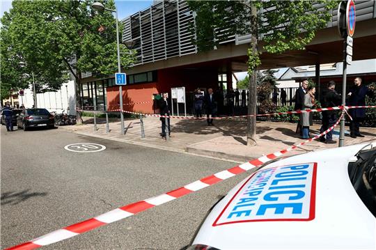 Die Polizei in der Nähe der Schule: Der mutmaßliche Täter ist den Beamten ein Unbekannter und zudem nicht wegen Radikalisierung aufgefallen.