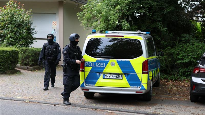 Razzien nach Angriff auf Polizei bei Feier von Großfamilie Die Polizei ist am frühen Morgen in Leverkusen im Einsatz.