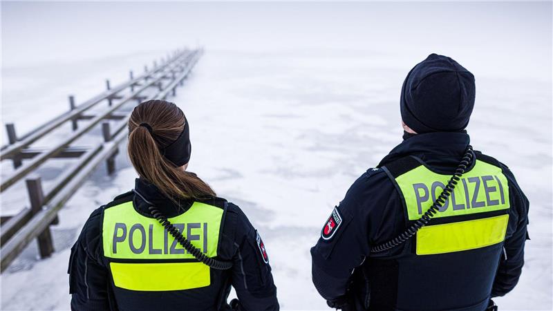 Klirrende Kälte, Eis und Schnee bringen Freude und Probleme Die Polizei ist auch bei klirrender Kälte unterwegs.