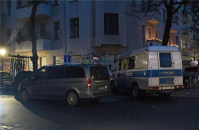Die Polizei ist einem Bericht zufolge mit 170 Polizisten bei der Razzia in Berlin im Einsatz.