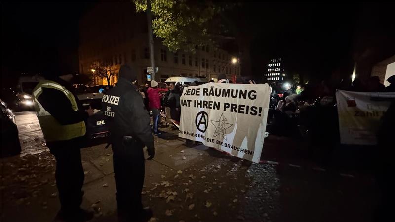 Polizeieinsatz wegen Räumung in Berlin beendet Die Polizei ist im Einsatz bei einem Protest in Berlin-Mitte gegen die Räumung von teilweise besetzten Häusern.