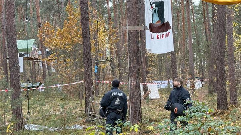 Polizei holt Tesla-Gegner in Protestcamp von Bäumen Die Polizei ist im Einsatz im Tesla-Protestcamp in Grünheide bei Berlin, weil Umweltaktivisten das Gelände für Kampfmittel-Untersuchungen nicht freiwillig verlassen wollen.