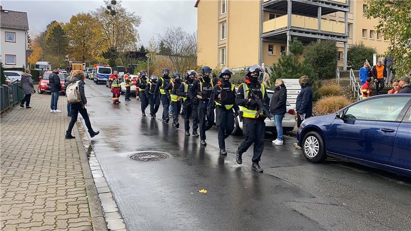Die Polizei ist mit einem Großaufgebot vor dem Gymnasium in Salzgitter-Bad. Foto: Kasemir