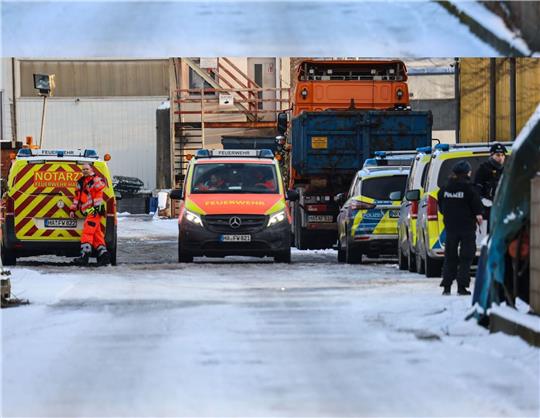 Die Polizei ist mit einem größeren Aufgebot vor Ort.
