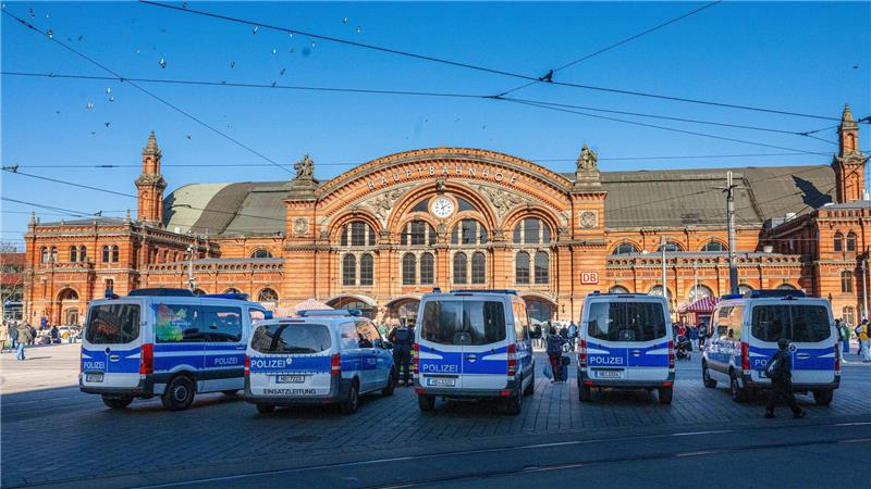 Die Polizei ist mit vielen Einsatzkräften am Bremer Hauptbahnhof. 