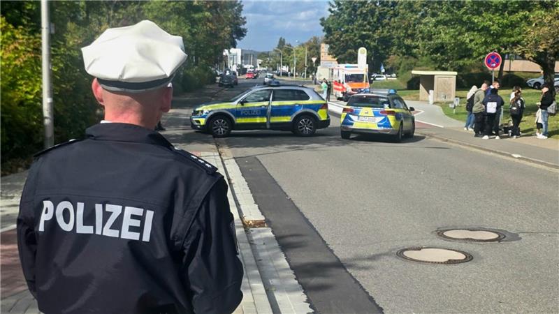 Die Polizei ist mit vielen Kräften vor Ort und sichert das Gelände.