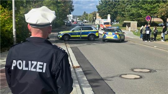 Die Polizei ist mit vielen Kräften vor Ort und sichert das Gelände.