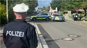 Die Polizei ist mit vielen Kräften vor Ort und sichert das Gelände.