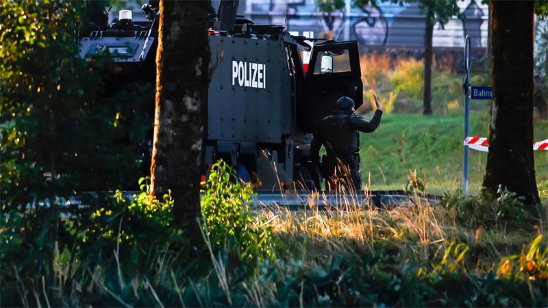 Die Polizei ist mit vielen kräften im Einsatz.
