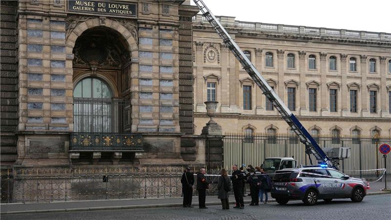 Louvre-Einbrecher stehlen Beute von „historischem Wert“ Die Polizei ist vor Ort.