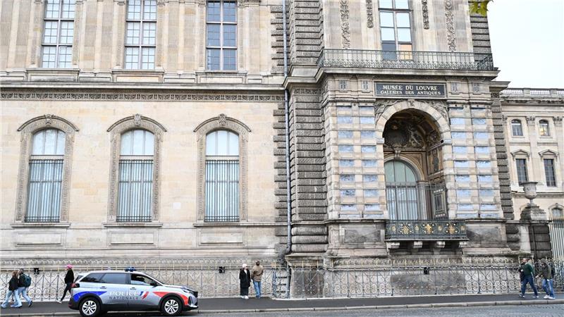 Nach Kunstraub im Louvre: Frankreich prüft Museumsschutz Die Polizei ist weiter am Louvre im Einsatz.