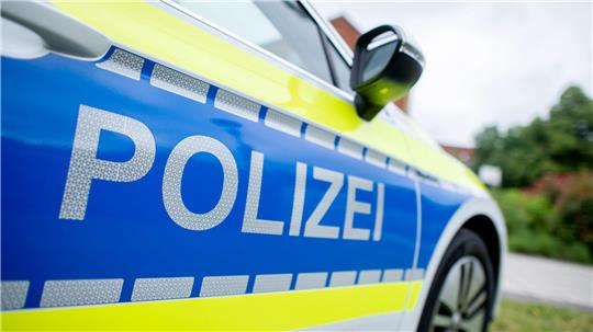 Die Polizei kann den Tatverdächtigen in dessen Wohnung stellen und festnehmen. (Symbolbild)