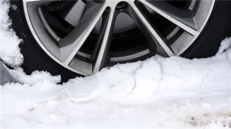 Die Polizei kontrolliert bei Schnee und Glätte im Oberharz, ob die Autofahrer mit Winterreifen unterwegs sind. 