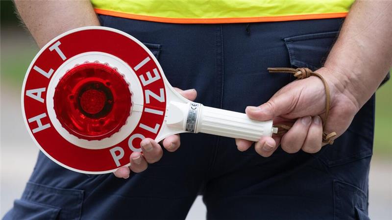 Die Polizei kontrollierte etwa 300 Fahrzeuge. (Symbolbild)