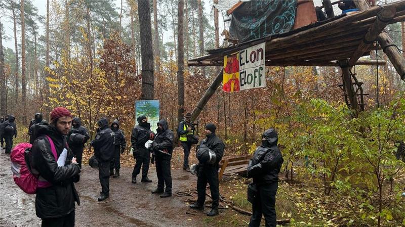 Tesla-Gegner zu Camp-Auflösung: „Wir sind wütend“ Die Polizei löst das Protestcamp von Tesla-Gegnern im Wald nahe der Tesla-Autofabrik auf. Seit Ende Februar hielten Umweltaktivisten ein Waldstück besetzt.