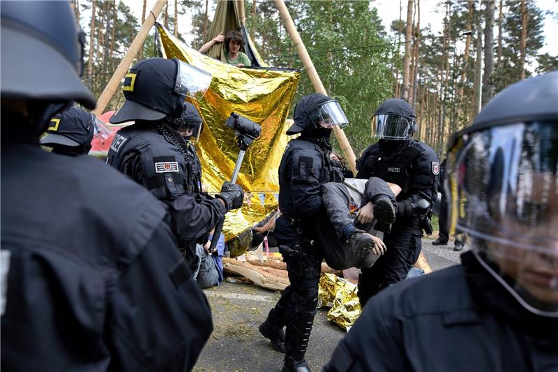 Die Polizei löst eine Straßenblockade auf.