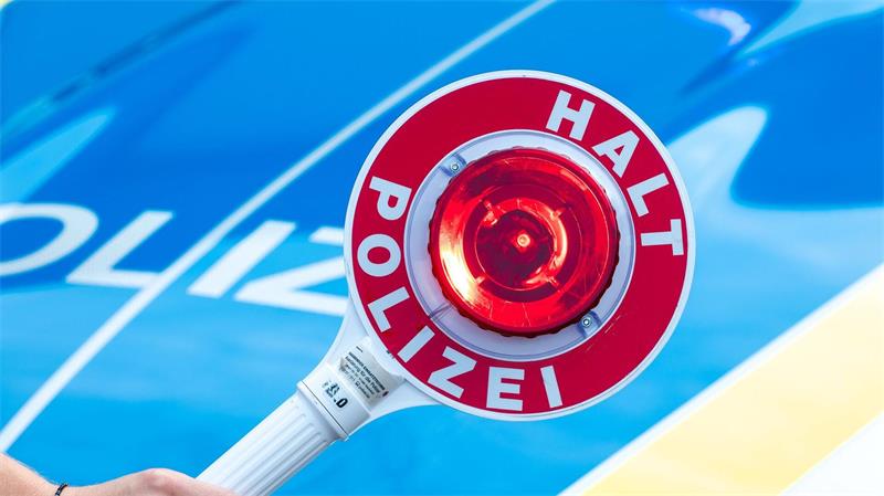 Die Polizei löst einen Hochzeitskorso auf der A2 auf. (Symbolbild)