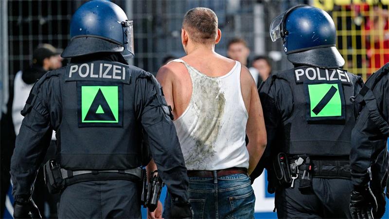 Verletzte und Festnahmen: Ausschreitungen bei Südwest-Derby Die Polizei meldete mehrere Festnahmen.
