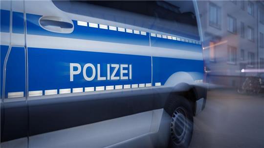 Die Polizei musste den Bretterzaun vor dem Gebäude der Burschenschaft abbauen. (Symbolbild)