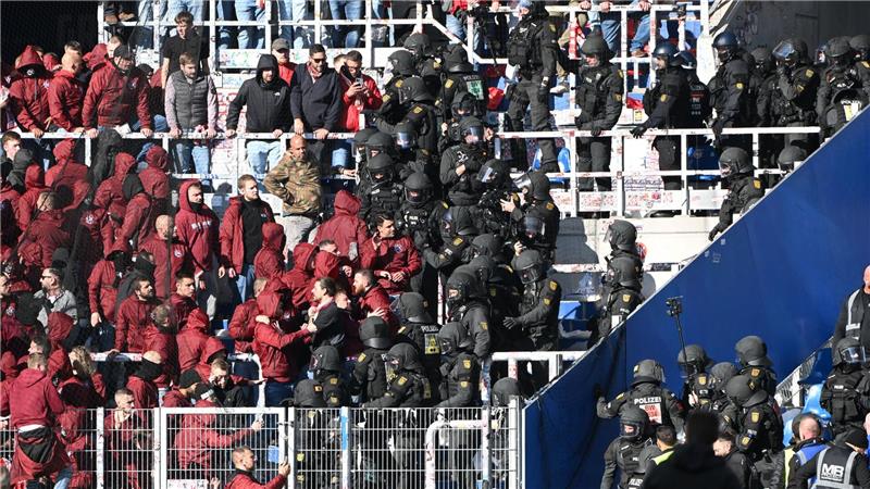 Spätes Siegtor und Krawall: FCK gewinnt Derby in Karlsruhe Die Polizei musste die Situation auf den Rängen nach dem Schlusspfiff beruhigen.